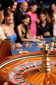 Papan peringkat turnamen Bandar Poker dengan pemain dan skor